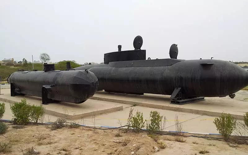 دو عدد زیردریایی سیاه رنگ در خشکی