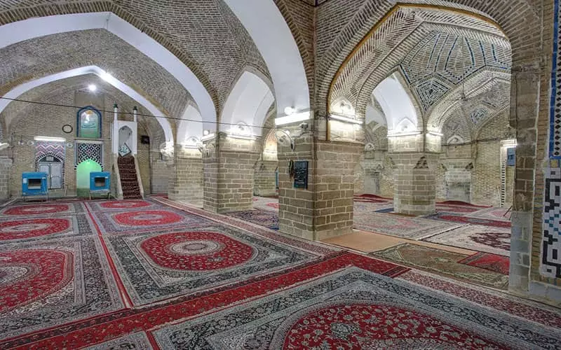 فضای داخلی مسجدی بزرگ