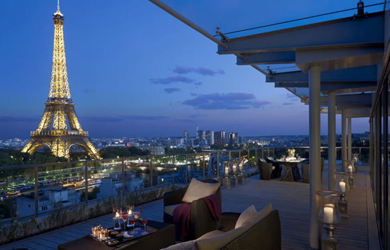 نمای برج ایفل نورانی در شب از تراس هتل شانگری لا پاریس