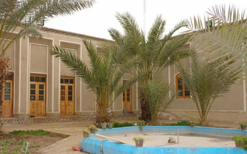 خانه تاریخی ایوبی با درخت نخل و حوض آب