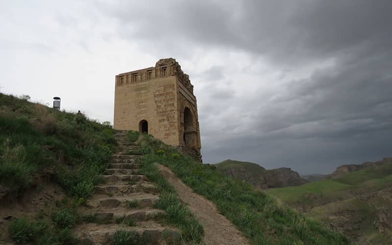 قلعه ای تاریخی بالای تپه ای سرسبز
