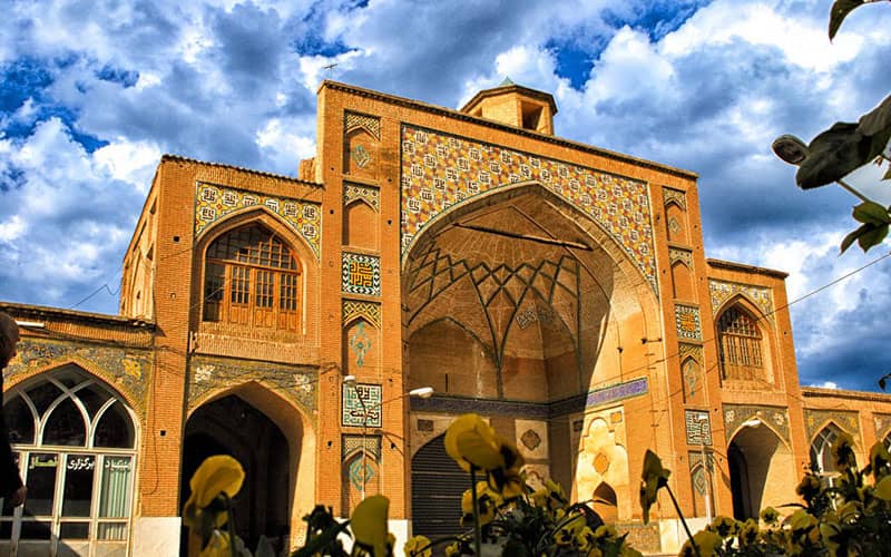 مسجدی با ایوانی بلند و دارای تزیینات