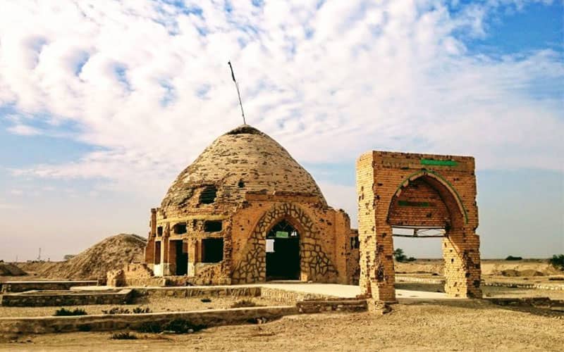 سازه ای تاریخی و مخروبه با گنبدی آجری