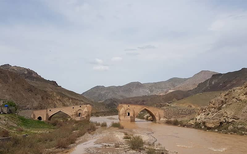 پلی تاریخی و مخروبه روی رودخانه