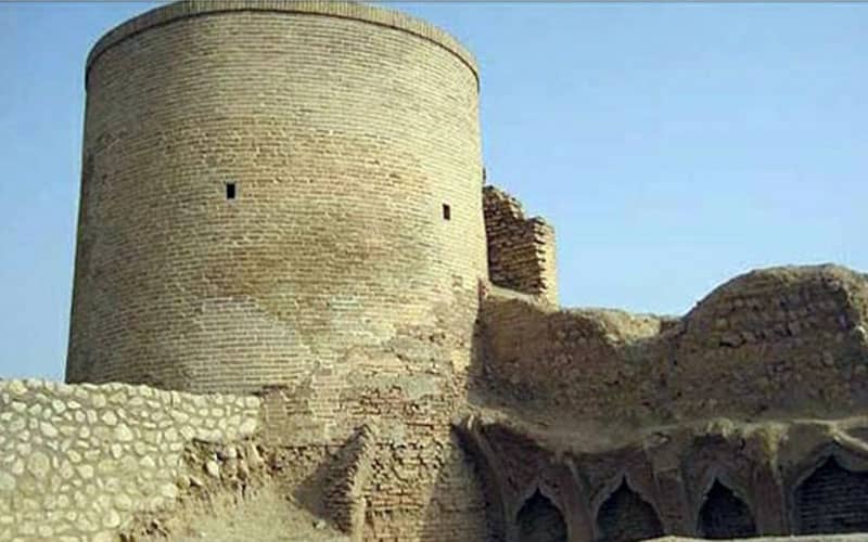قلعه ای تاریخی در حال تخریب