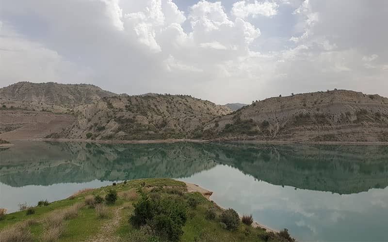 دریاچه ای پرآب در احاطه کوه ها