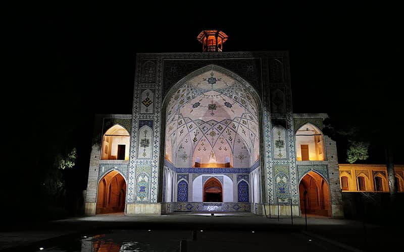 مسجدی با ایوان بلند در شب