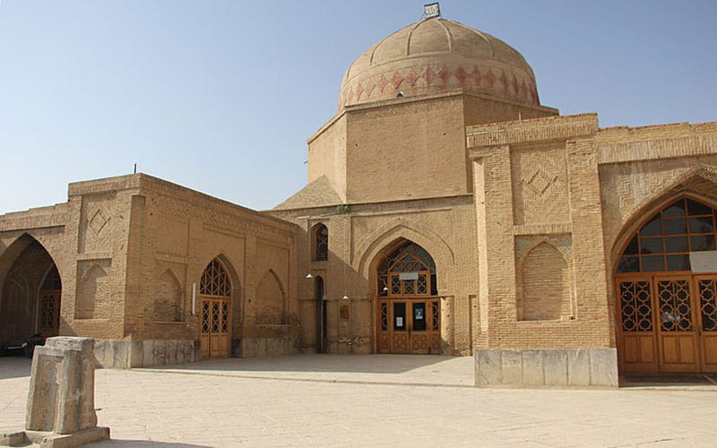 مسجدی تاریخی با گنبدی زیبا