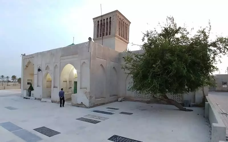 مسجدی کوچک با یک بادگیر