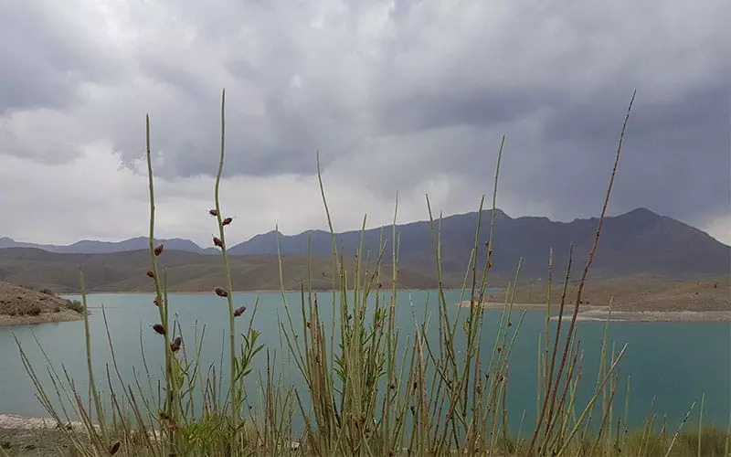دریاچه ای پرآب در محیطی کوهستانی