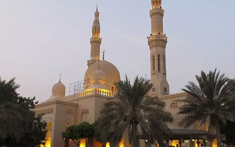 مسجدی با گنبد و مناره سفیدرنگ