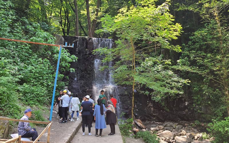 حضور گردشگران در کنار آبشار لونک