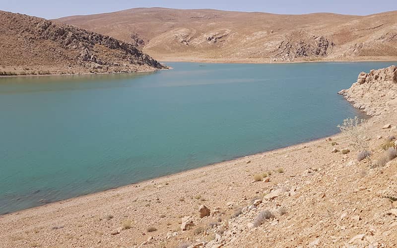 دریاچه‌ای پرآب در احاطه تپه‌ها