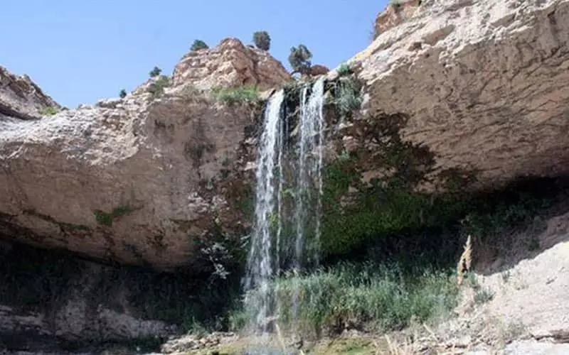 آبشاری کوتاه و کم آب