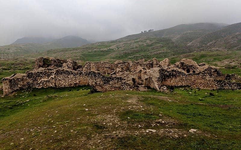 بقایای سازه های تاریخی در منطقه ای کوهستانی