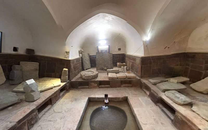 فضای داخلی حمامی قدیمی با آثار تاریخی 