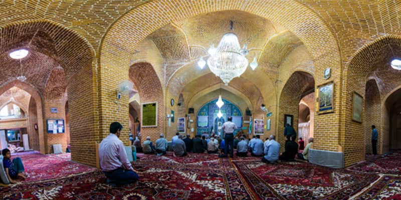 فضای داخلی مسجدی با طاق های سنتی