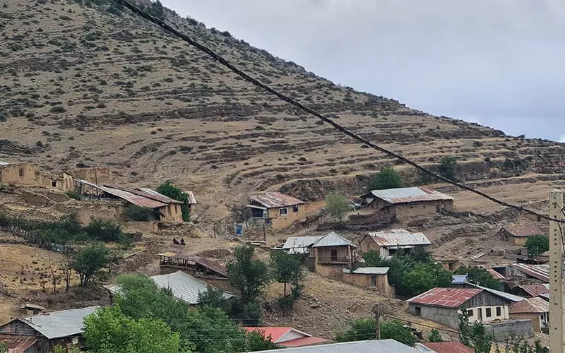 خانه های روستایی روی دامنه کوه