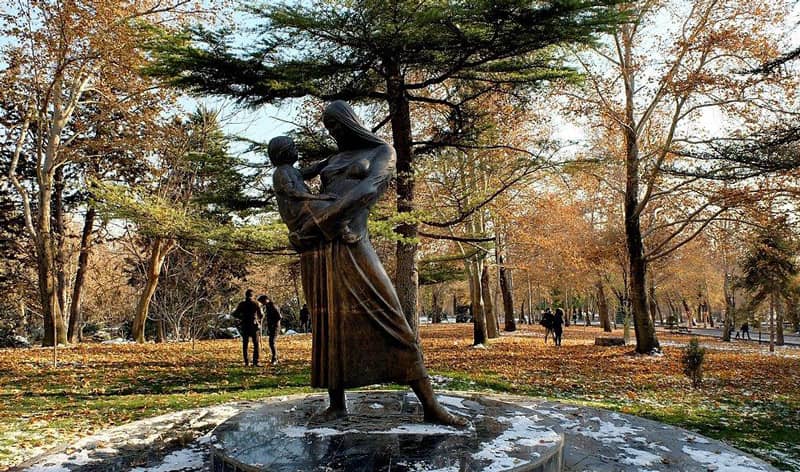 مجسمه مادر و کودک در پارک ملت