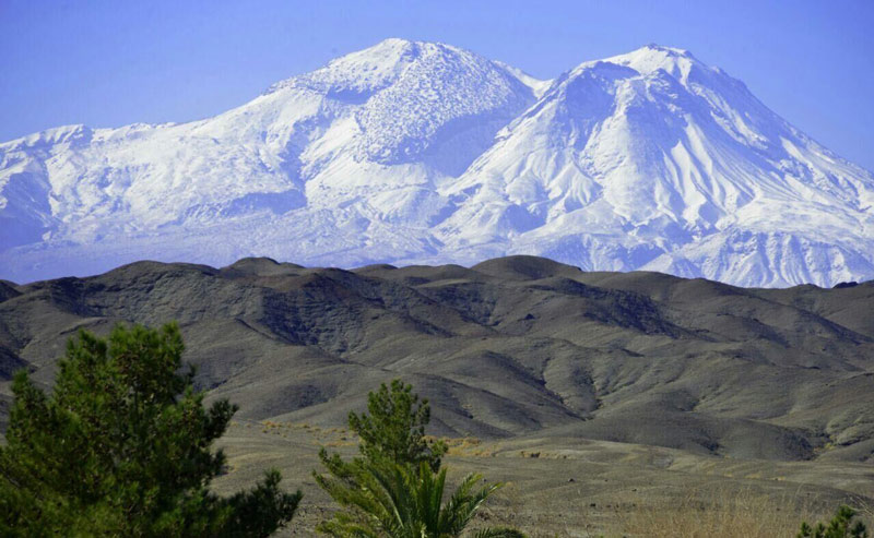 عکس قله کوه تفتان پوشیده از برف