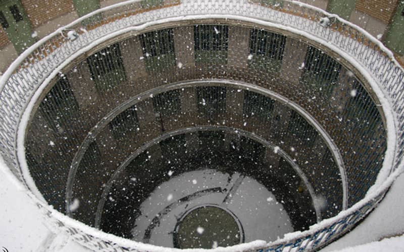 ساختمان مدور موزه عبرت در زیر برف