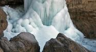 آبشار یخ بسته در دشت ارژن میان سنگ ها