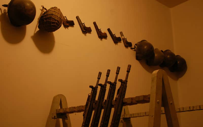 اتاق اسلحه در موزه عبرت