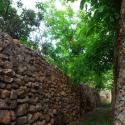 دیوارهای سنگی داخل روستای ده بالا