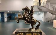مجسمه مرد سوار بر اسب در موزه دفینه