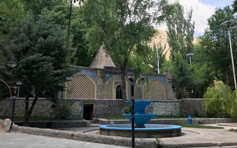 A tomb in the heart of Khansar Park