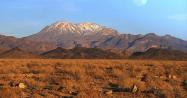 عکس قله کوه تفتان از بیابان خشک  مقابل آن