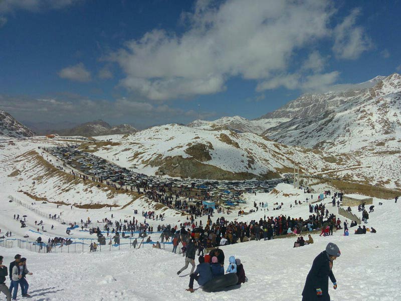 منطقه گردشگری سخوید پوشیده از برف و گردشگر