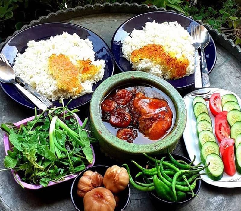 خورش آلو مسما با دو پرس برنج و سالاد و سبزی