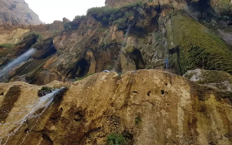 آبشاری در ارتفاعات یک صخره بلند