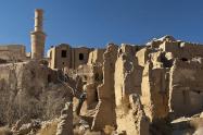 منار تاریخی در کنار خانه های خشتی در روستای تاریخی خرانق