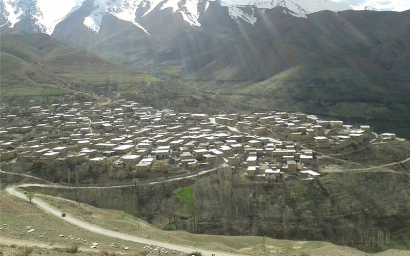 روستایی سرسبز و کوهستانی