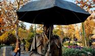 مجسمه مرد چتردار پارک ملت