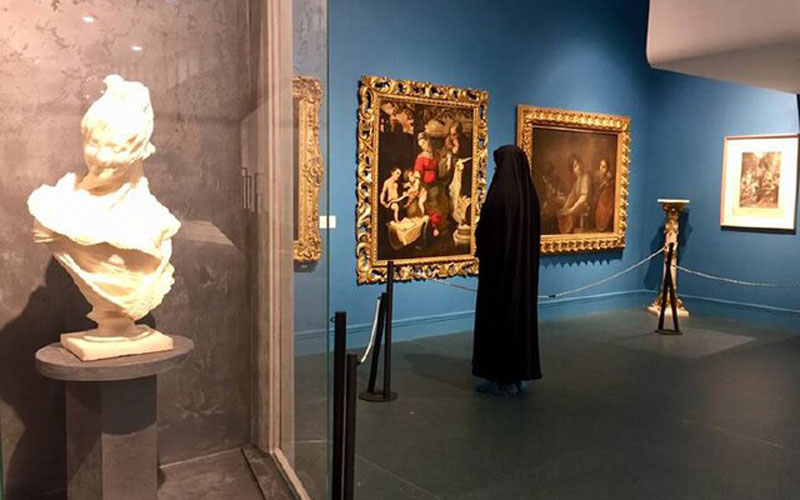 بازدیدکنندگان در حال بازدید از تابلوهای موزه دفینه