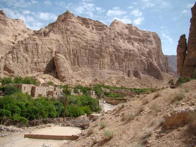 نمایی از روستای قطرم در میان کوه های یزد