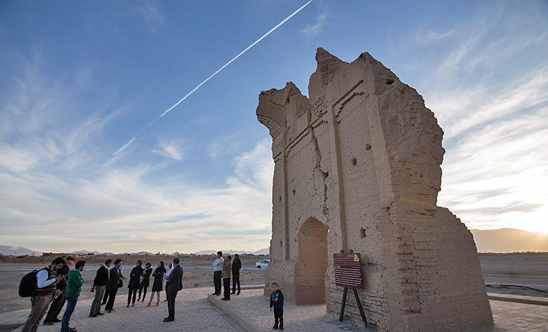 دروازه ورودی ارگ تاریخی روستای سریزد در نزدیگی یزد از نمای کنار