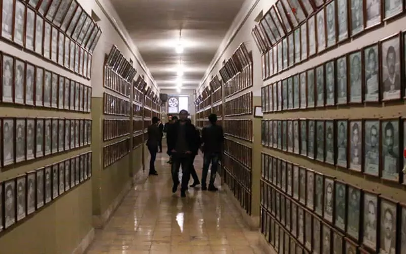 راهروی موزه عبرت با تصاویر زندانیان سیاسی