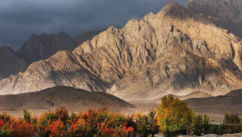 نمایی زیبا از طبیعت پاییزی روستای سکنج در دامنه کوه ها