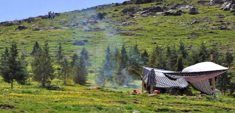 چادر گردشگران در ییلاق های اطراف روستای عنبران