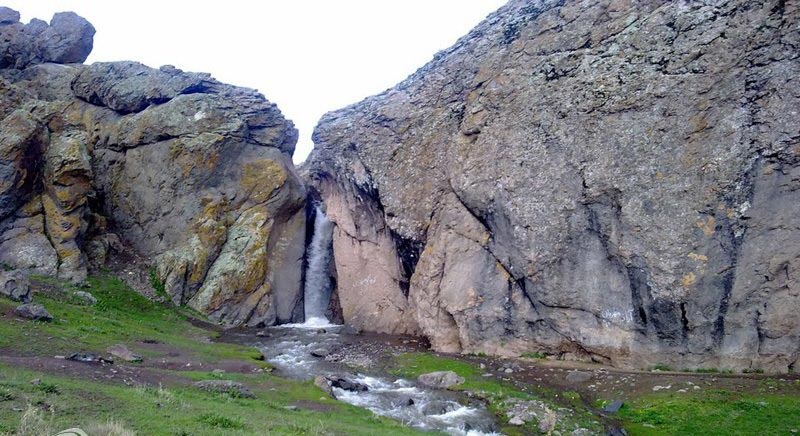 آبشار شیران میان صخره‌های کوه از نمای دور