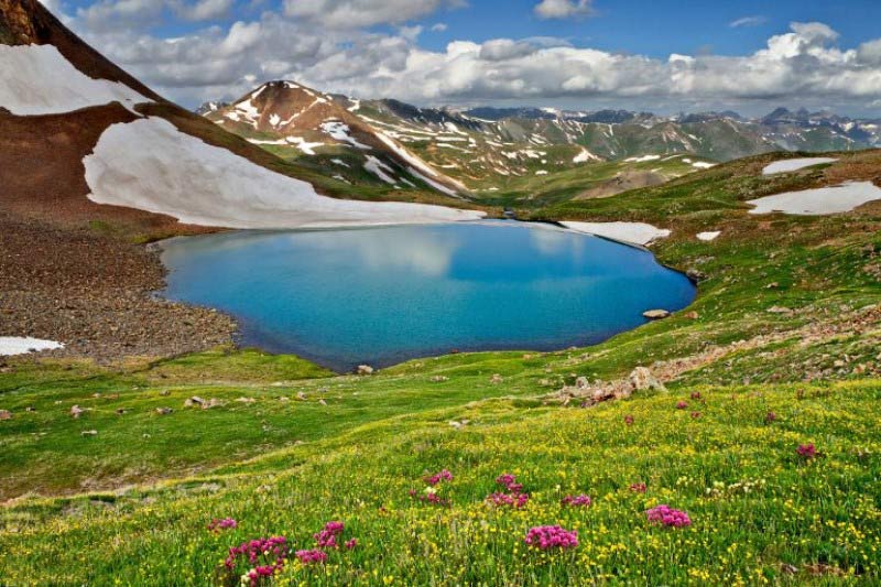 دریاچه نئور میان کوه ها و مراتع سرسبز در بهار