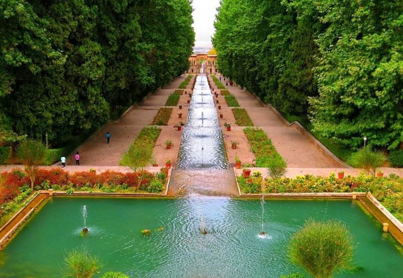 حوض های باغ شاهزاده ماهان با آب زلال از نمای بالای عمارت