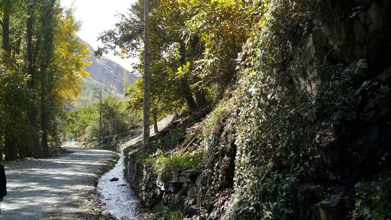 مسیر دسترسی به روستای زشک از جاده کوهستانی