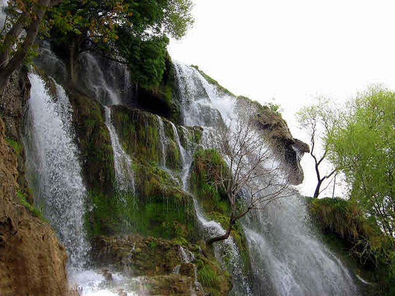 نمای از آبشارهای خوشکار روی دامنه های سبز از پایین