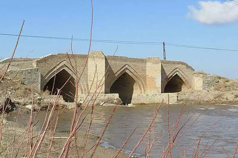 پل تاریخی لیلان از نمای دور و رودخانه زیر آن