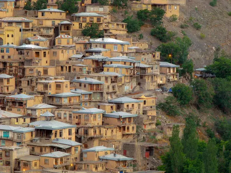 خانه های پلکانی در روستای کنگ مشهد از نمای دور